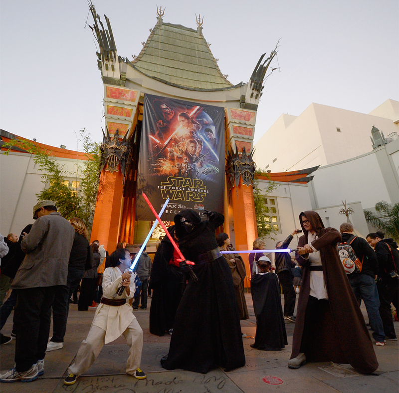 Illustration for article titled The Awesome Cosplay and Excitement of Star Wars: The Force Awakens' Opening Night